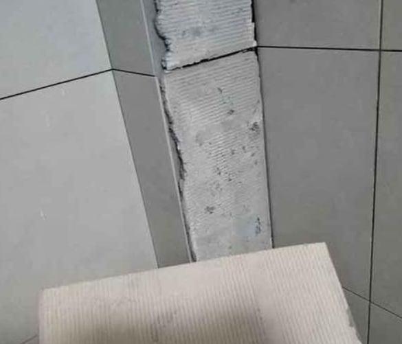 晋江瓷砖空鼓维修公司分享下厨房瓷砖脱落的补救措施。